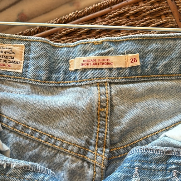 High waisted, jean shorts with stretch - Picture 3 of 5